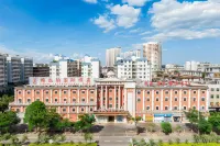 Vienna International Hotel (Zhanjiang Poly Yudian Plaza Fisherman's Wharf Branch) Hotels near Techeng Island