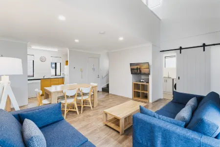 Amalfi Resort Отели рядом с достопримечательностью «Залив Джограф»