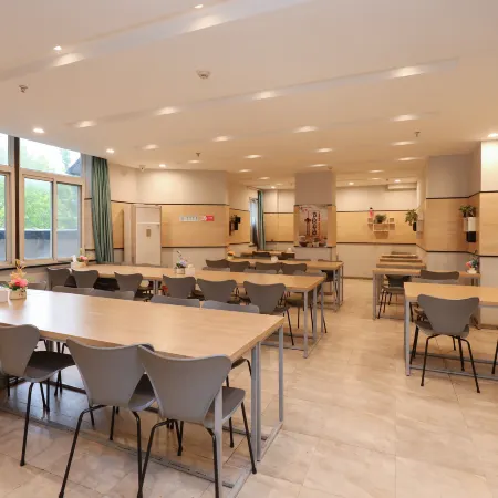 Ruiji Select Hotel (Zhenjiang Railway Station, Xijin Ferry)