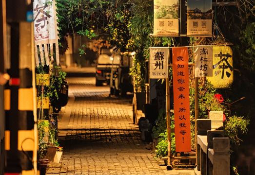 안셰 호텔의 현대적이고 깔끔한 객실 내부