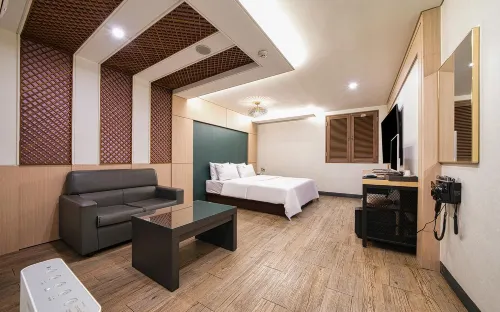 Hwaseong World Tourist Hotel - parking