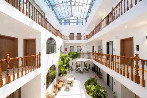 Luyixue · Light Luxury Art Audio-Visual Hotel