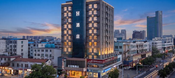 H Hotel (Xuchang Caowei Ancient City Pang Donglai People's Branch) Hotels in Xuchang