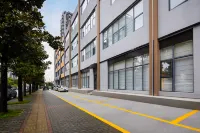 Guiyang Qianyu Design Hotel (Longdongbao International Airport Jianlongdong Subway Station) - parkir