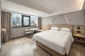 Borrman Hotel (Nanning Zhongshan Road Food Street Chaoyang Square Subway Station)