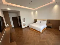 Mangshi Xinjia Homestay (Xinwanchang) - 주차장