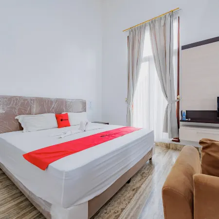RedDoorz Premium Near Stasiun Lenteng Agung