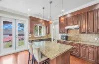 Tranquil Ensuite near Oakridge Mall and Skytrain - Guest houses