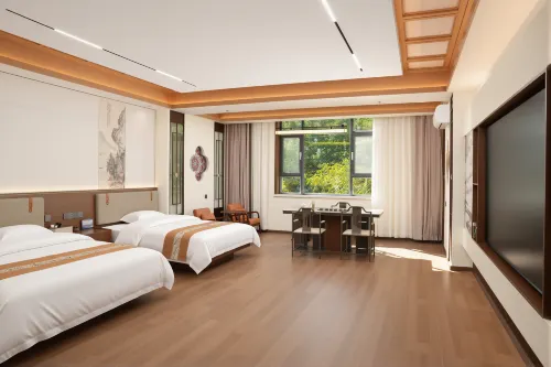 YNUSEE LUXURY - parkir