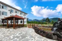 Lake Jingpo Lanyue Hotel (Lake Jingpo Scenic Area) - parking
