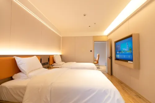 Xianghua Hotel (Longli Snack Street) - parking