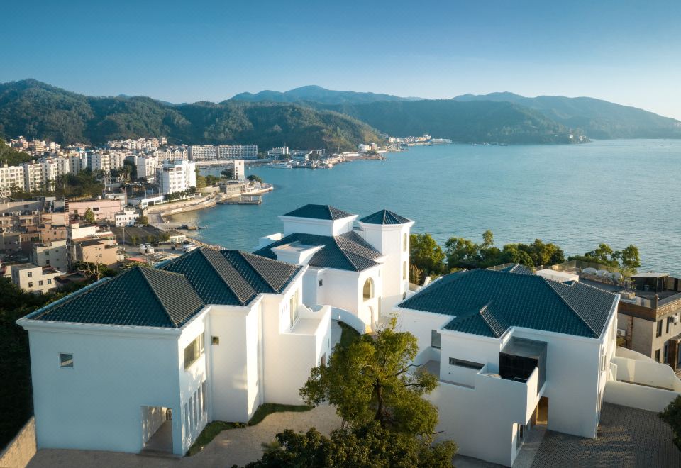 [바다를 배경으로 한 낭만적인 야외 공간]