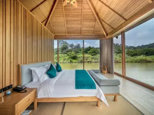 Tang-Song Huaxiangu Valley Resort Hotel