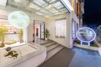 Floral Hotel·Luanchuan Guanshan Moon Homestay (Laojunshan Zhongling Cableway Store) Отели в г. Лоян