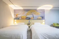 Tonglu Lake Hotel (Yangjiang Baili Plaza Municipal Government Branch)