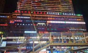 Huatianli · Net Red Cave Theme Viewing B&B (Yanji Yanbian University West Market Branch)