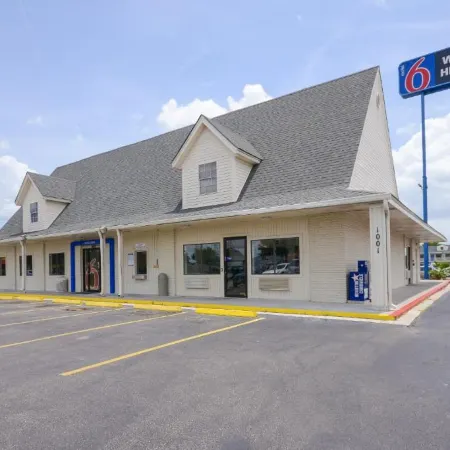 Motel 6 Webster, TX - Houston - NASA Lake
