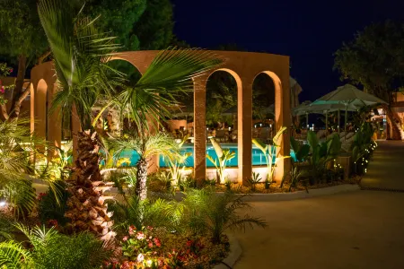 InOne Mucho Selection Hotel Отели в г. Gumbet