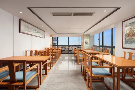 Hefeng Hotel (Chengdu Pidu Wanda Plaza) Отели рядом с достопримечательностью «Shanxi Institute of Communication and Arts»