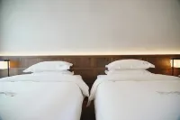 Longnan Qianxin Town Mountainside Hot Spring Resort Hotel Отели рядом с достопримечательностью «Маленький город»