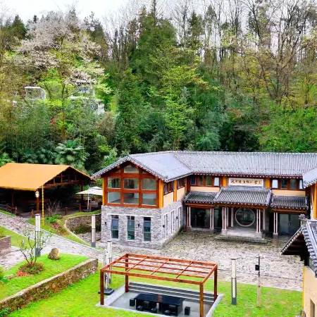 LiChuan BaiQueshan Residential hostal
