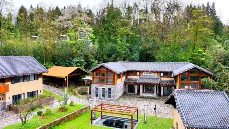 LiChuan BaiQueshan Residential hostal Отели рядом с достопримечательностью «Tenglong Cave Scenic Area»