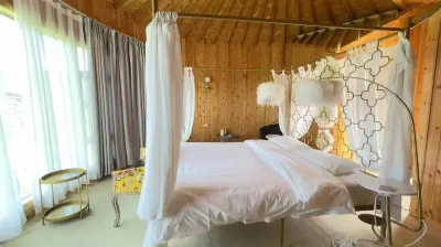 Qitai Jiangbulake Xingyu Xingkong Tent Homestay Отели рядом с достопримечательностью «Цзян Брак»