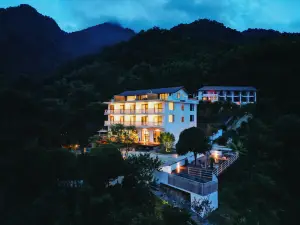 Pure Cloud Hotel