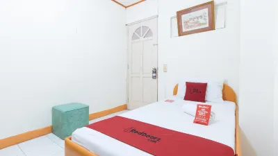 RedDoorz @ Malibu Room BF International Las Pinas Hotels near Avi Center