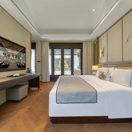 Mountain Lake Hotel in Haining