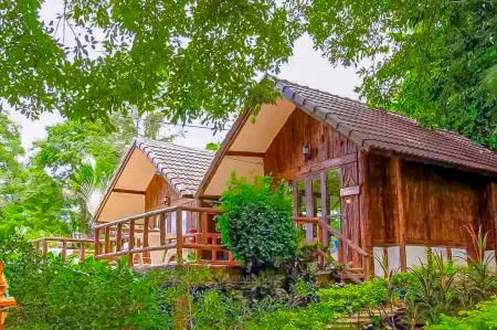 Saitharn Iyara Resort Отели рядом с достопримечательностью «Tham Kra Sae Bridge»