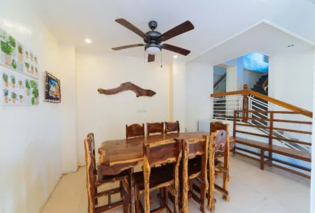 RedDoorz @ Old Buswang Road Отели рядом с достопримечательностью «Sampaguita Gardens»