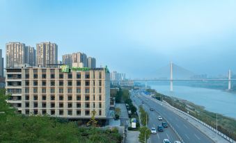 4. 홀리데이 인 익..