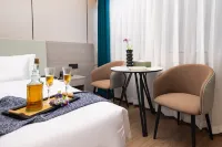 Lichun Rui-Xuan Hotel, Hongshan Square Subway Station, Wuchang Station, Wuhan. - parking