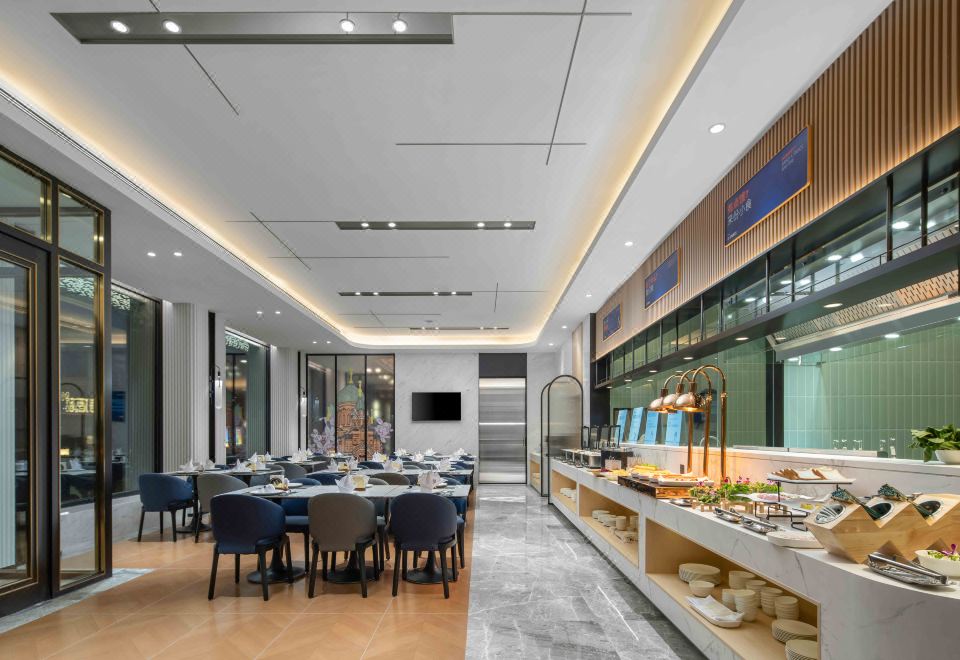 2. 홀리데이 인 익..