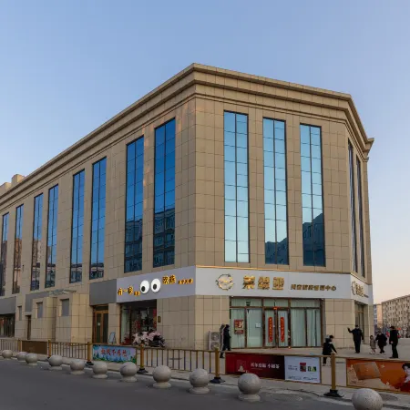 Ye Yuchen Esports Movie Hotel (Xinhua Street Shangfeng Square Branch) Отели рядом с достопримечательностью «Центральная кровавая станция Чжан Цзякоу»