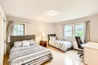 One Level 4 rooms, EV Charger close to airport