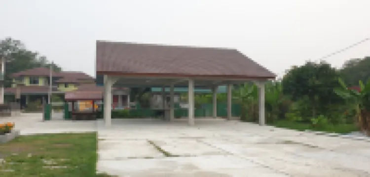 Mri Residence - Homestay in Sg Buloh with Swimming Pool - No Pork&Alcohol Allowed