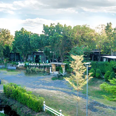 Judy Park & Resort Buriram Отели рядом с достопримечательностью «Стадион «Чанг Арена»»