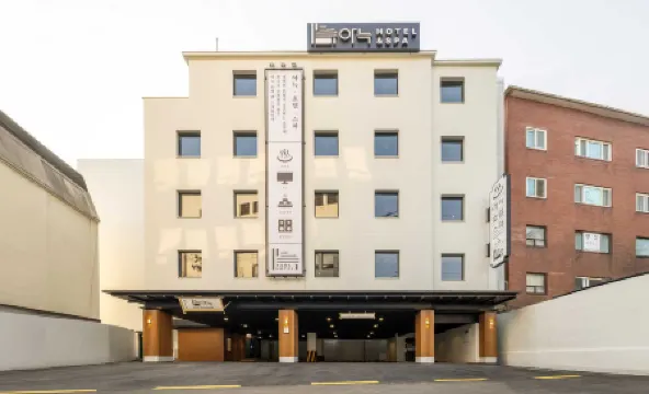 Aank Hotel and Spa Jongno Unni Отели рядом с достопримечательностью «Генбокгун»