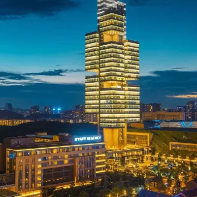 Qiansu Ruijin Sky Cinema Hotel (Guanshan Lake Financial City Branch) 바이윈 공원 주변 호텔