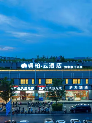 Yunbai Cloud Hotel (Shanghai Universitychang Middle Road Subway Station) Hotels in Shanghai