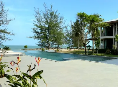 Sichon Hideaway Hotels near Wat Khao Phanom Tai