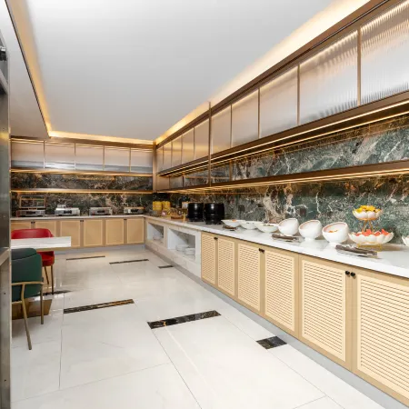 White Magnolia Business Hotel (Linxia Peony Square Branch)