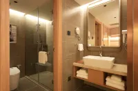 Vienna Hotel(Yanji Yanda Red Wall Water Market Branch) Hotels in Yanji