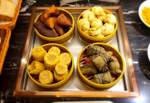 호텔 프론트 데스크와 로비