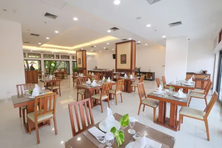 Grand Orchid Hotel Solo Отели рядом с достопримечательностью «Balekambang Park»