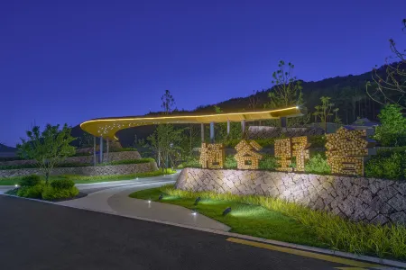 Hengdian Xigu Glamping Tent Hotel Отели рядом с достопримечательностью «New Garden of Eternal Spring (Summer Garden)»