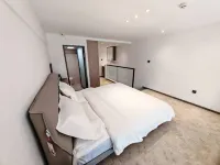Modern Apartment at Chamber of Commerce Building - balcony