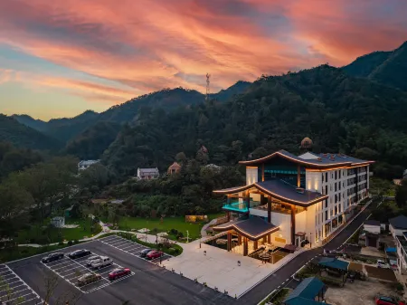 Mingdu Flower Half Open Hot Spring Resort Hotel Отели рядом с достопримечательностью «Dabie Mountains Scenic Valley»